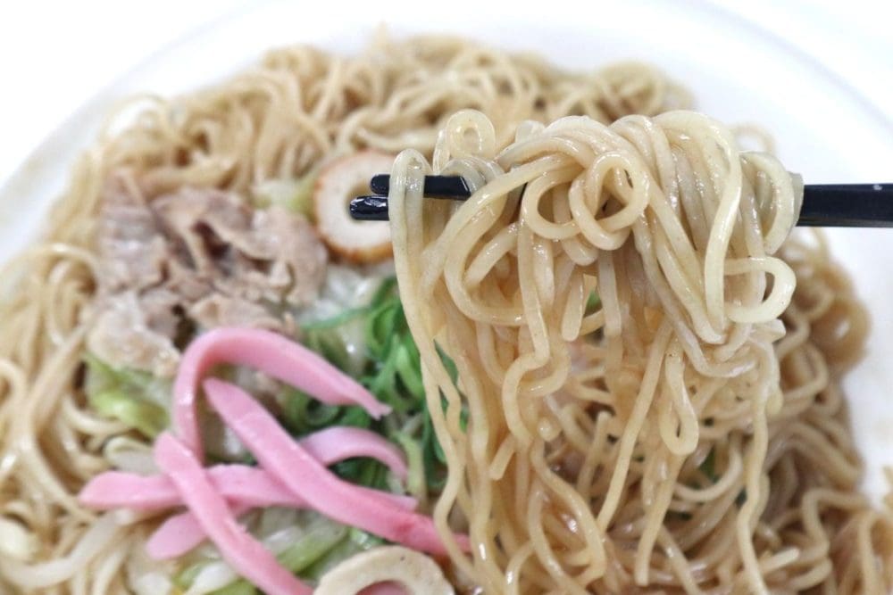 麺は博多らしい細麺