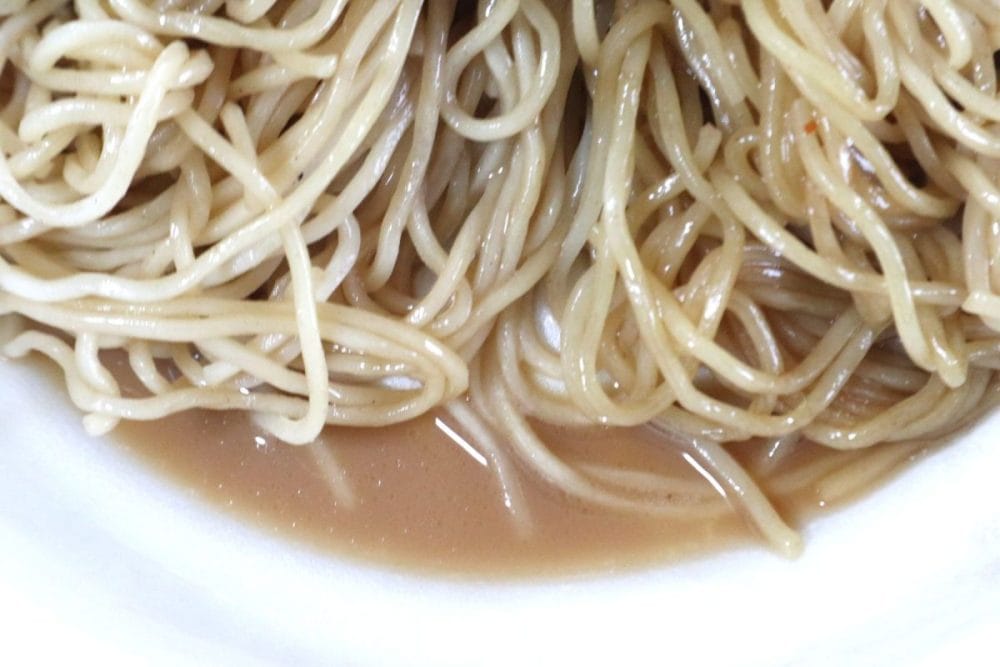 スープはとんこつベースにウスターソースを合わせている