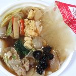 具材と餡は麺とシートで仕切られている