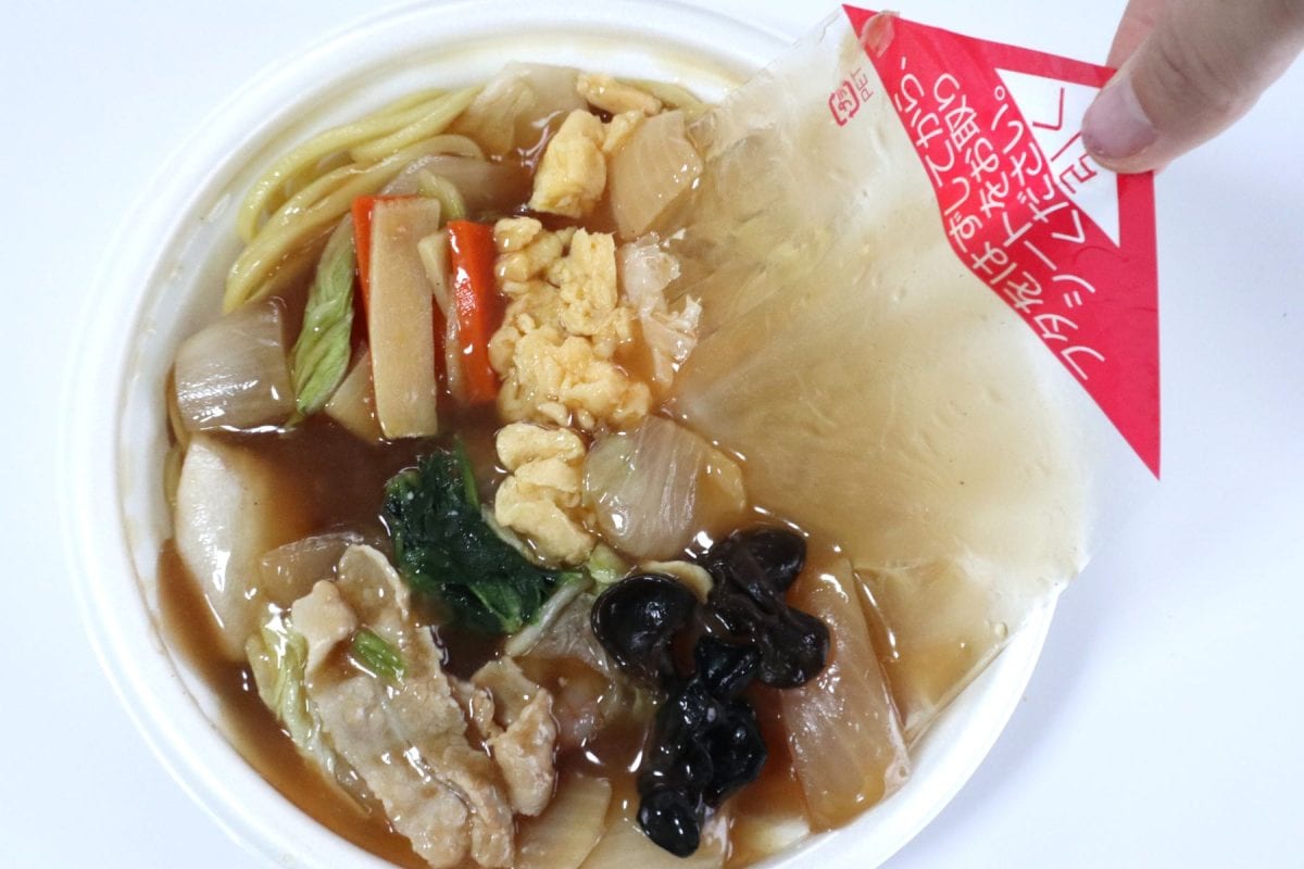 具材と餡は麺とシートで仕切られている