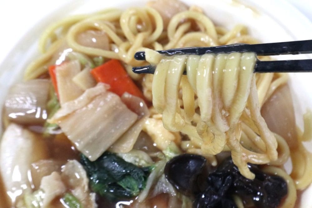 麺は2 回に分けて炒めているので、香ばしさがありながらモチモチ感も両立