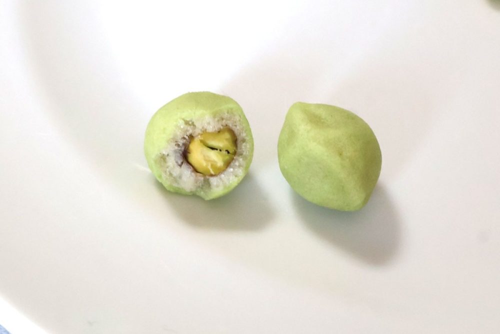 ピスタチオをバタースナックがくるんでいる
