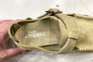 【クラークス新作が反則級】名作ワラビー好きなら絶対ハマる！万能サンダル「メアバックル」をエディターが試し履き。軽量ソールと極上フィット感で疲れにくい