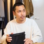 コートの下にも着用できる薄さにこだわったサコッシュ
