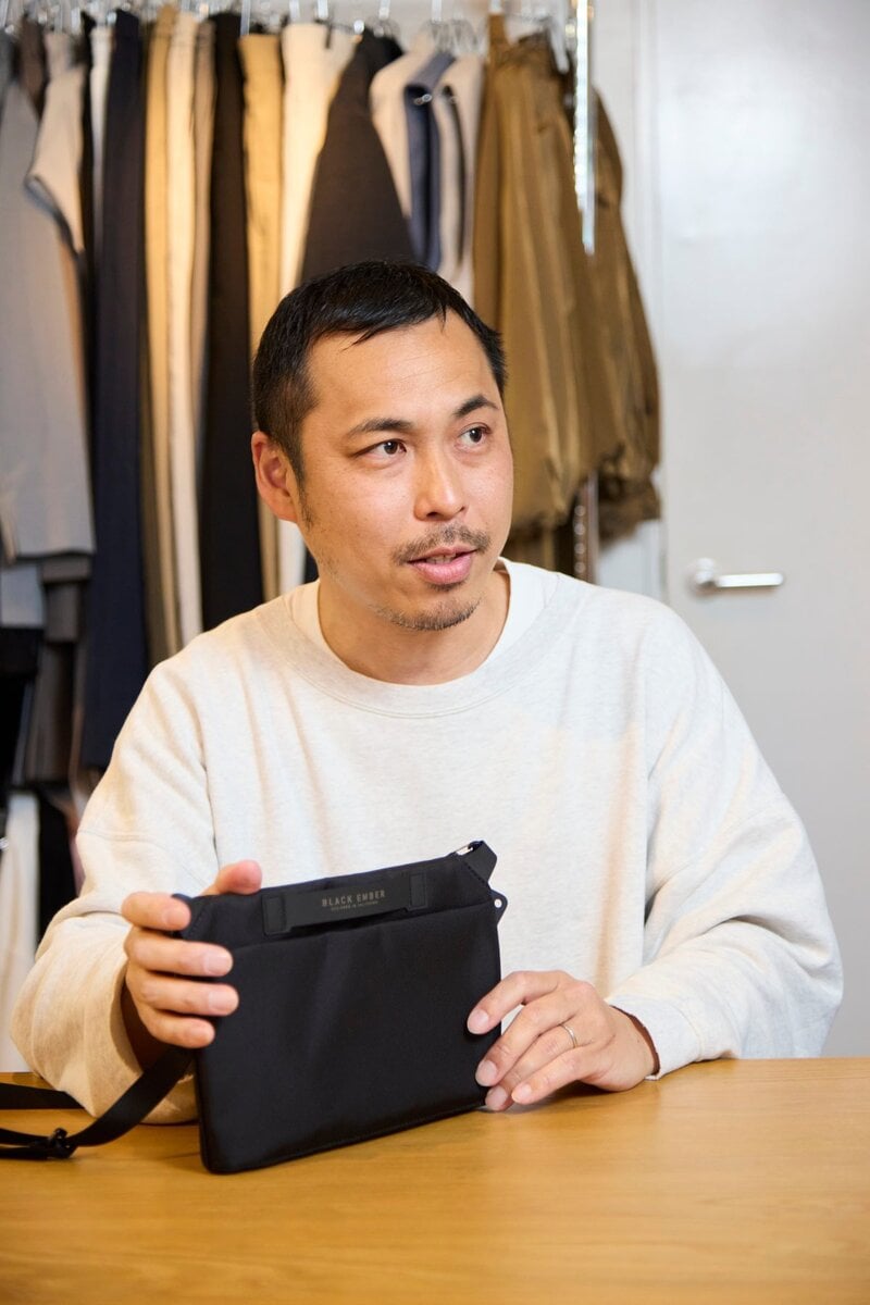 コートの下にも着用できる薄さにこだわったサコッシュ