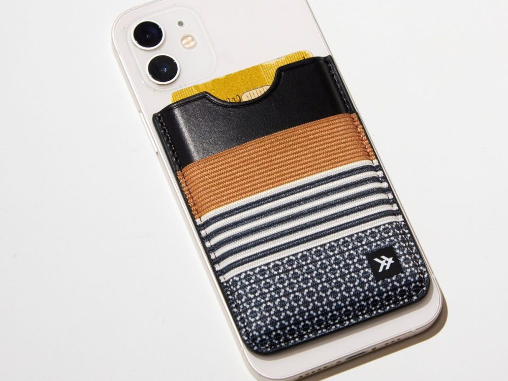 強力なマグネットでスマホにピタッと貼り付く