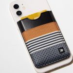強力なマグネットでスマホにピタッと貼り付く
