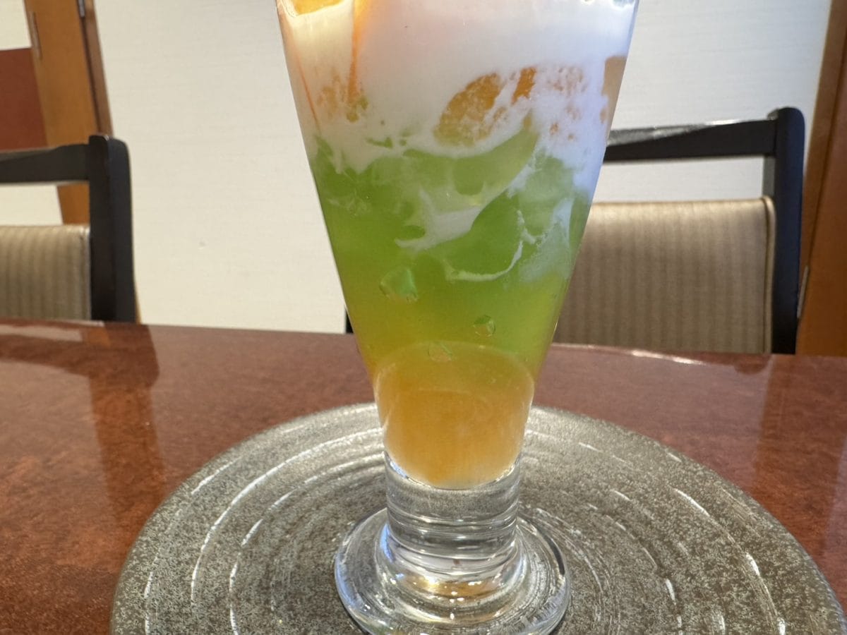パフェの中には、夢庵自慢の濃厚な北海道濃厚ソフトがたっぷりと詰め込まれており、果肉入りの赤肉メロンソースとも相性抜群