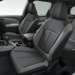 アクセスキー対応運転席シートポジションメモリー機能や後席左右のシートヒーターなど実用的なアイテムを標準装備