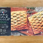 ちょっとおしゃれなデザインで高級感のあるパッケージに入った「チェダーチーズとほうれん草のパイ」の購入価格は429円