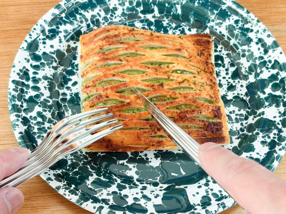 手にとっていきなりかぶりついていいものなのか、それともナイフとフォークで食べるべきなのか?