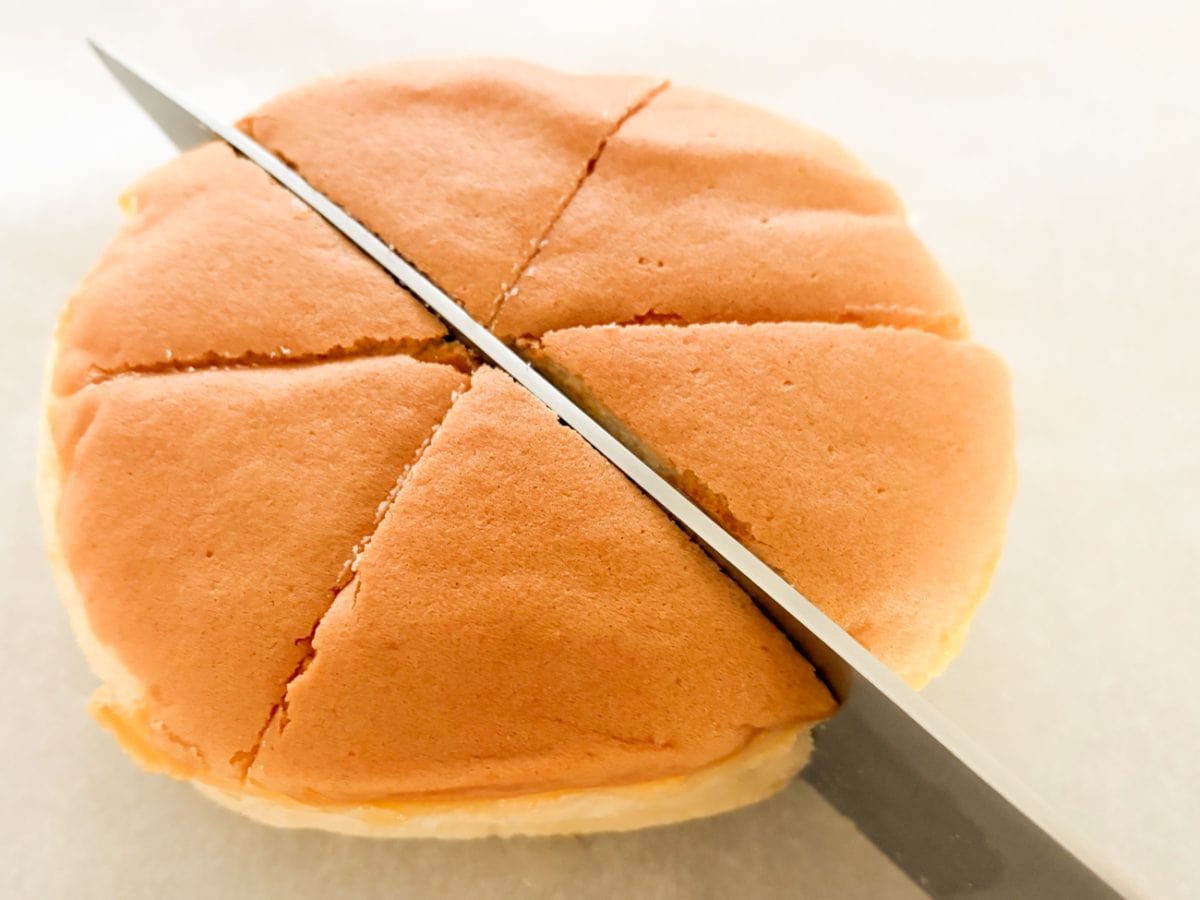 冷凍されていても、そもそも超ふわふわだからナイフでサクッと切れます