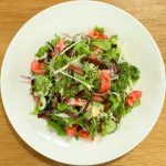 サラダのトッピングなどに使えば、豚肉のうまみと塩味、スモークの薫りがいいアクセントになってくれます