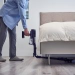 パイプが曲がる「FLEX（フレックス）機能」で、かがまなくてもベッドやソファの下の奥までラクにお掃除