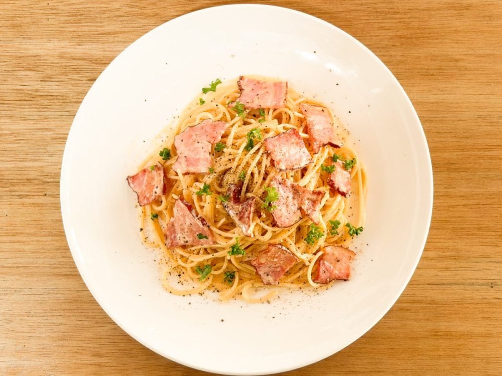 ベーコンを使ったパスタの定番料理、カルボナーラにもたっぷりとベーコンを入れちゃいます