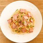ベーコンを使ったパスタの定番料理、カルボナーラにもたっぷりとベーコンを入れちゃいます