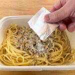 内袋のままレンチンしたら、あとがけの岩塩はお好みに合わせて量を調整