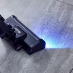 青色LEDヘッドライトでゴミを可視化