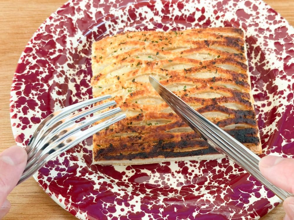 パイの切れ間からはグラタンクリームが見え隠れします
