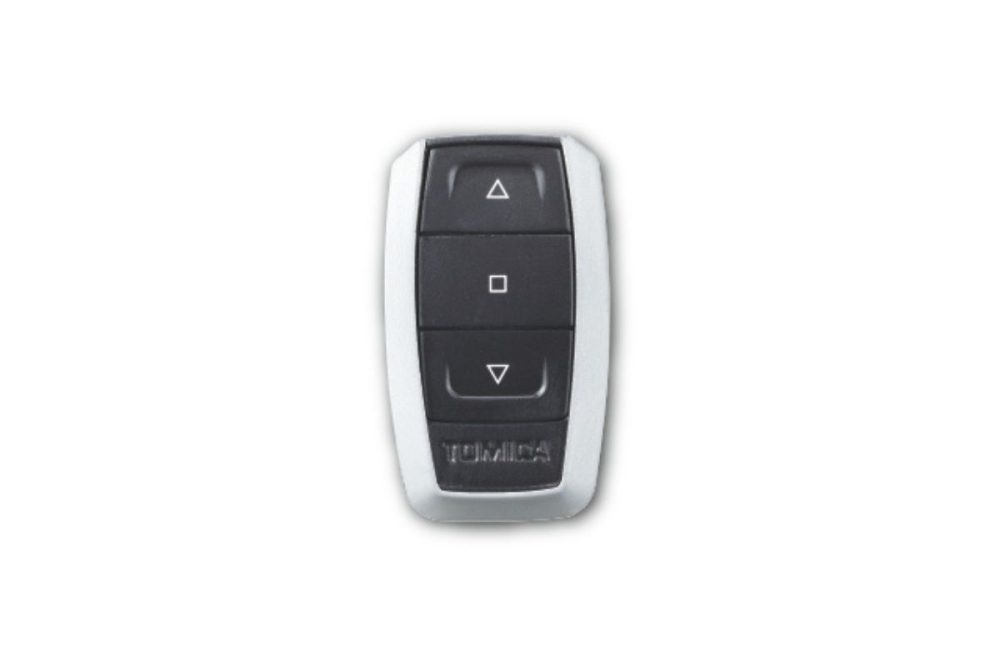 コントローラーは車のスマートキーをイメージし、「トミカ」のロゴをあしらった小さく持ちやすいデザインに