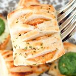 「トマト&モッツァレラ」を食べてみると、トマトの酸味とオレガノの香りの相性が抜群でマルゲリータピザみたいで、万人受けする馴染みのあるおいしさです