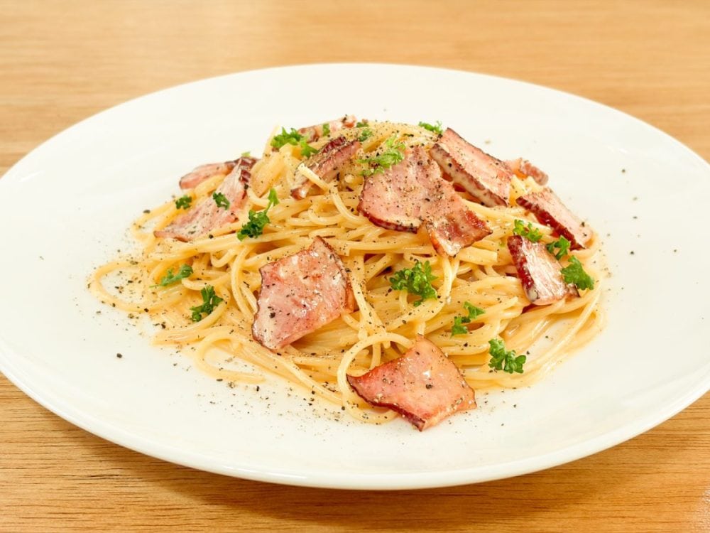 「ほどよいスモークの薫りと豚肉のうまみが食欲をそそる一品です!」というパッケージのキャッチフレーズ通り、料理が完成すると燻製肉の香りがテーブルの上に広がります