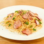 「ほどよいスモークの薫りと豚肉のうまみが食欲をそそる一品です！」というパッケージのキャッチフレーズ通り、料理が完成すると燻製肉の香りがテーブルの上に広がります