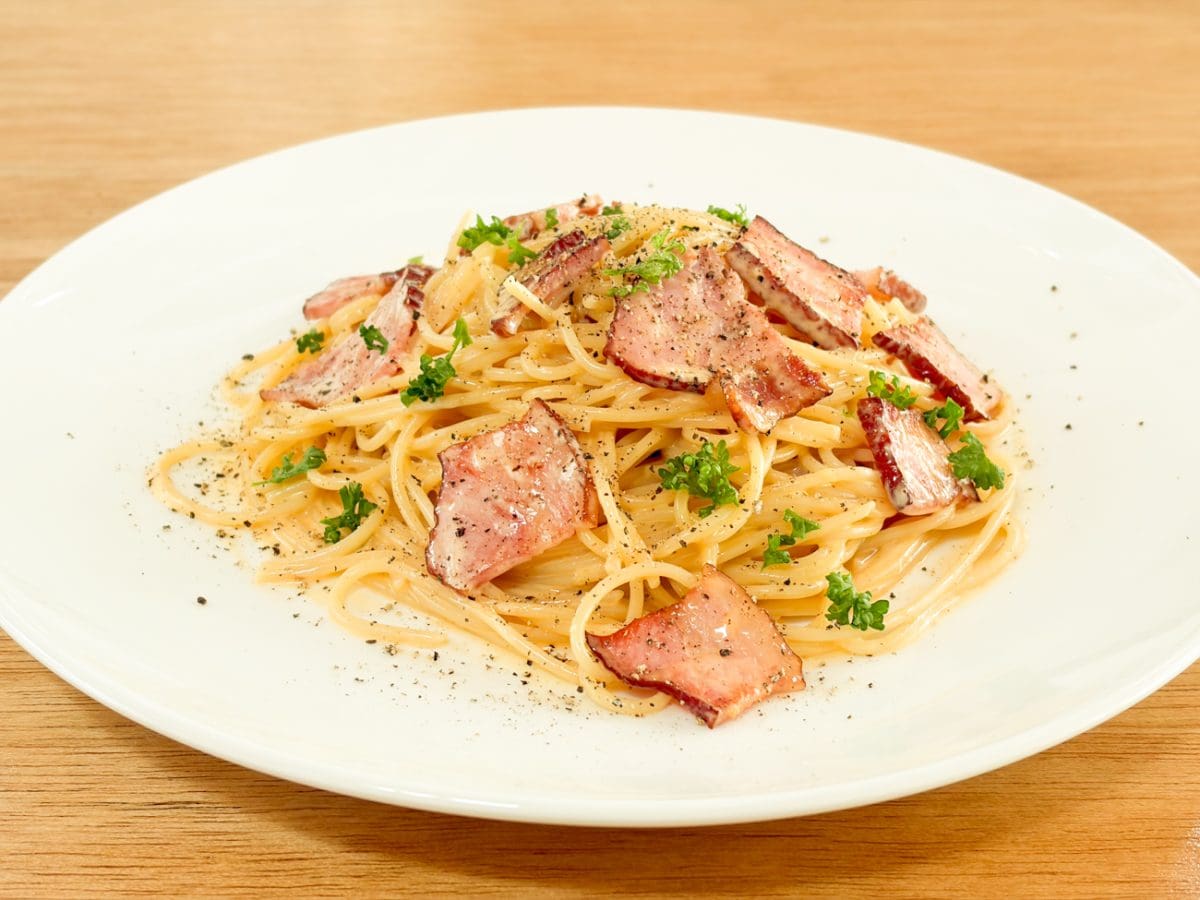 「ほどよいスモークの薫りと豚肉のうまみが食欲をそそる一品です！」というパッケージのキャッチフレーズ通り、料理が完成すると燻製肉の香りがテーブルの上に広がります