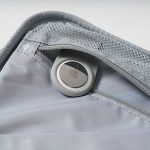 AirTag用ホルダーが付属。