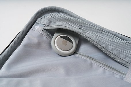 AirTag用ホルダーが付属。