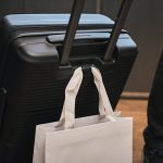 一時的にバッグを吊り下げられるフックを搭載