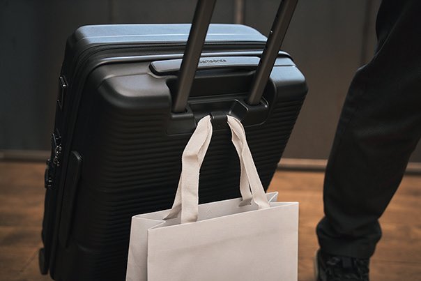 一時的にバッグを吊り下げられるフックを搭載