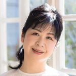 「美容家　Caoruさん」 L'eclat Beauty代表。美容学校の講師や化粧品のプロデュース、コンサルなども手がけ、コラム執筆やメディア出演など幅広く活動する