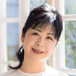 「美容家　Caoruさん」 L'eclat Beauty代表。美容学校の講師や化粧品のプロデュース、コンサルなども手がけ、コラム執筆やメディア出演など幅広く活動する