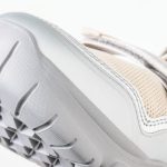 露出の多いサンダルと異なり、TPUマッドガードが つま先をしっかりガード