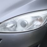 ヘッドライトが曇っているクルマ。次の車検には通らないかもしれない!?