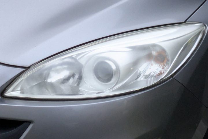 【車検に落ちる!?】ヘッドライトの曇りに要注意!迫り来る「ロービーム検査」完全移行の落とし穴を自動車ジャーナリストが解説