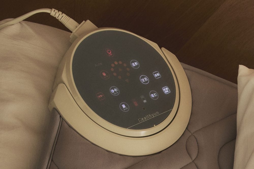 隅にパネルが備えられ、各種操作や稼働状況を確認できる