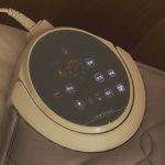 隅にパネルが備えられ、各種操作や稼働状況を確認できる