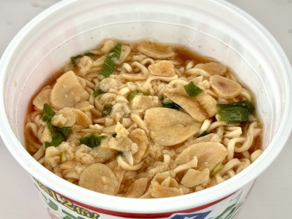 サンヨー食品 サッポロ一番 しょうゆ味 リュウジ監修 世界で一つの爆旨にんにく／彼が出した結論が「カップラーメンの限界まで入れたニンニクの量」＆「かつおと昆布だし」でした