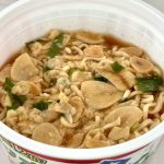サンヨー食品 サッポロ一番 しょうゆ味 リュウジ監修 世界で一つの爆旨にんにく／彼が出した結論が「カップラーメンの限界まで入れたニンニクの量」＆「かつおと昆布だし」でした