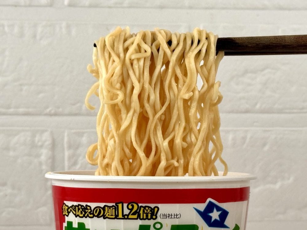 サンヨー食品 サッポロ一番 しょうゆ味 リュウジ監修 世界で一つの爆旨にんにく／食べ応えのある醤油練りこみフライ麺を採用。麺重量は85gと1.2倍！