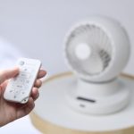 リモコンで操作すれば無段階で角度を変えられ、使用シーンや空間に合わせた細やかな送風調整が可能