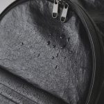メイン素材に「撥水ライトレザー」を使用