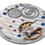 気圧の防水性を備えた堅牢なケースには、パワーリザーブを53時間に高めたノモスが誇る自社製手巻きキャリバーDUW 4001を搭載