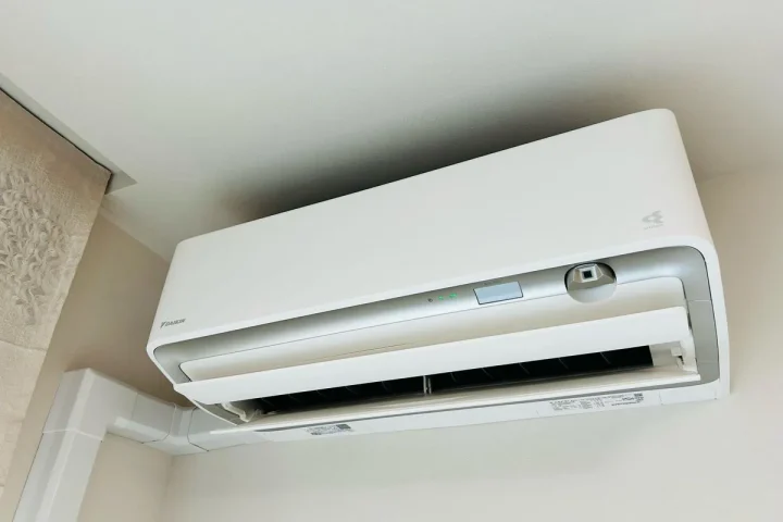 夏のエアコン設定「風向き下or水平」「風量自動or弱」どっちが節電になる？“迷いがちな二択”を節約アドバイザーに聞いてみた