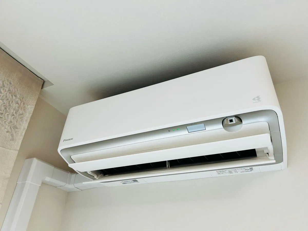 夏のエアコン設定「風向き 下or水平」「風量 自動or弱」どっちが節電に