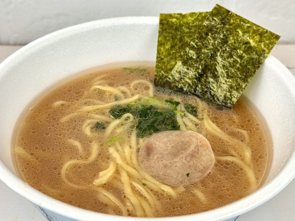 日清食品 ラーメン山岡家 醤油ラーメン／スープは豚骨の旨みをベースに醤油のコクとキレをきかせた濃厚な仕上がりで、口に入れた瞬間の「ガツン感」はカップ麺の常識を超えています。具材はチャーシュー、ホウレンソウ、のりという王道構成