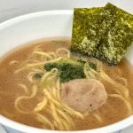 日清食品 ラーメン山岡家 醤油ラーメン／スープは豚骨の旨みをベースに醤油のコクとキレをきかせた濃厚な仕上がりで、口に入れた瞬間の「ガツン感」はカップ麺の常識を超えています。具材はチャーシュー、ホウレンソウ、のりという王道構成