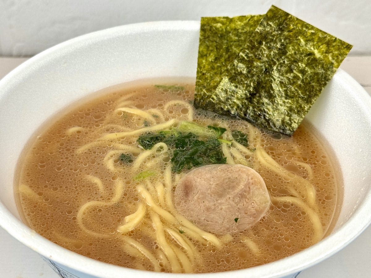 日清食品
ラーメン山岡家 醤油ラーメン／スープは豚骨の旨みをベースに醤油のコクとキレをきかせた濃厚な仕上がりで、口に入れた瞬間の「ガツン感」はカップ麺の常識を超えています。具材はチャーシュー、ホウレンソウ、のりという王道構成